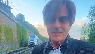 Jörg Draeger im Bahn-Chaos: Kult-Moderator steht plötzlich auf den Bahngleisen